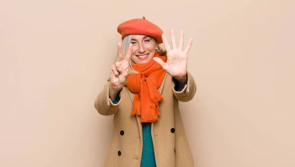 Senior Middelbare Leeftijd Mooie Vrouw Glimlachend Zoek Vriendelijk Tonen Nummer — Stockfoto