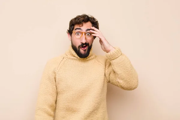 Jeune Homme Cool Regardant Heureux Étonné Surpris Souriant Réalisant Bonnes — Photo