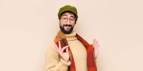 Joven Hombre Barbudo Fresco Buscando Arrogante Exitoso Positivo Orgulloso Apuntando — Foto de Stock