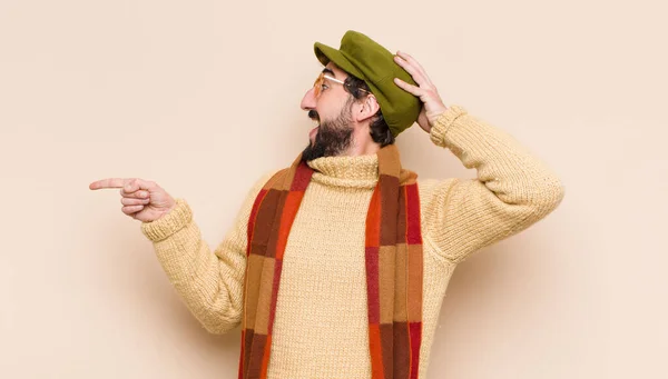 Joven Hombre Barbudo Fresco Riendo Mirando Feliz Positivo Sorprendido Realizando — Foto de Stock