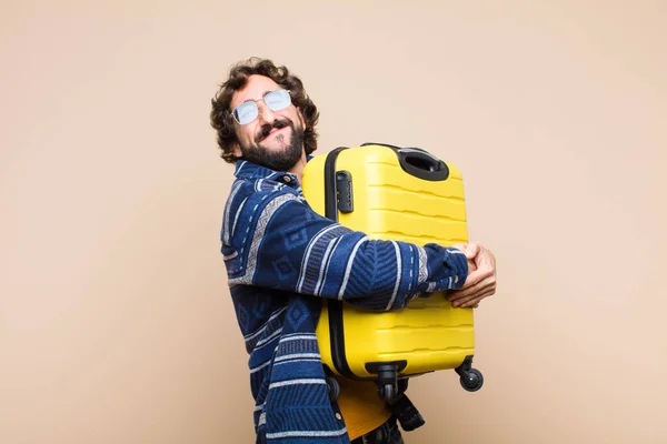 一个带着手提箱的年轻而又酷的男人 旅行概念 — 图库照片