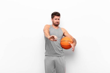 Genç yakışıklı adam tiksiniyor ve midesi bulanıyor. Pis kokan ya da kokan bir şeyden kaçıyor. Elinde basketbol topu tutan iğrenç bir adam..