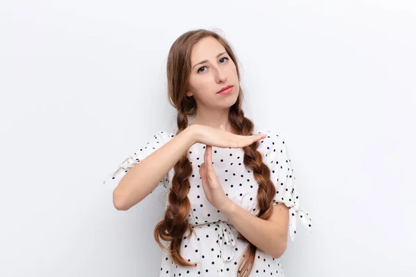 Yound Donna Bionda Sembra Grave Severo Arrabbiato Dispiaciuto Facendo Segno — Foto Stock