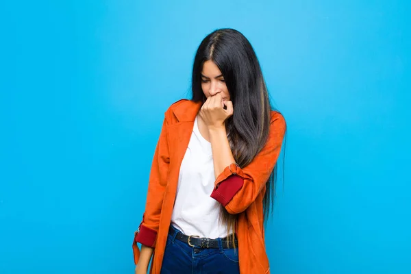 Ung Söt Latinamerikansk Kvinna Känner Sig Allvarlig Omtänksam Och Orolig — Stockfoto