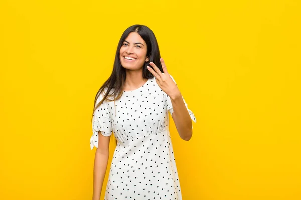 Jong Mooi Latijn Vrouw Glimlachen Kijken Vriendelijk Tonen Nummer Drie — Stockfoto