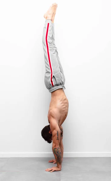 Joven Hombre Guapo Con Una Pose Fitness — Foto de Stock