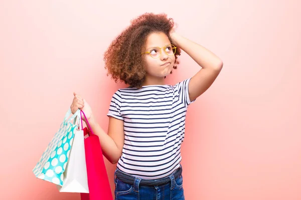 Africano Americano Menina Contra Parede Plana Com Sacos Compras — Fotografia de Stock