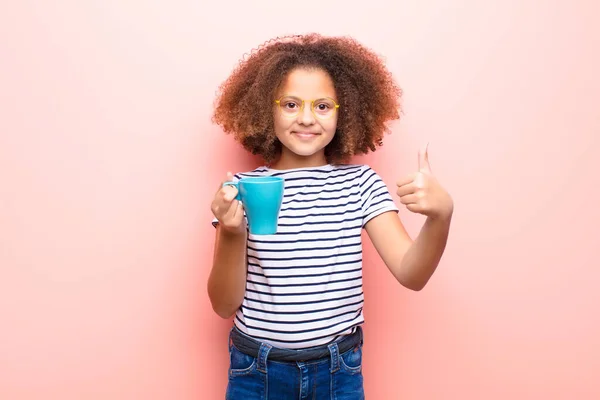 Afrikaans Amerikaans Meisje Tegen Platte Muur Met Een Kopje Koffie — Stockfoto