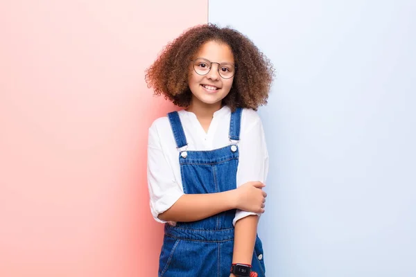 Afrikaans Amerikaans Meisje Zoek Gelukkig Vrolijk Zelfverzekerd Glimlachend Trots Zoek — Stockfoto