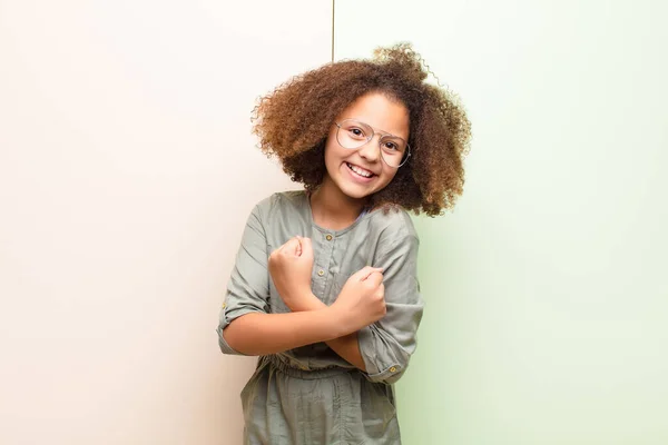 Niña Afroamericana Sonriendo Alegremente Celebrando Con Los Puños Cerrados Los — Foto de Stock