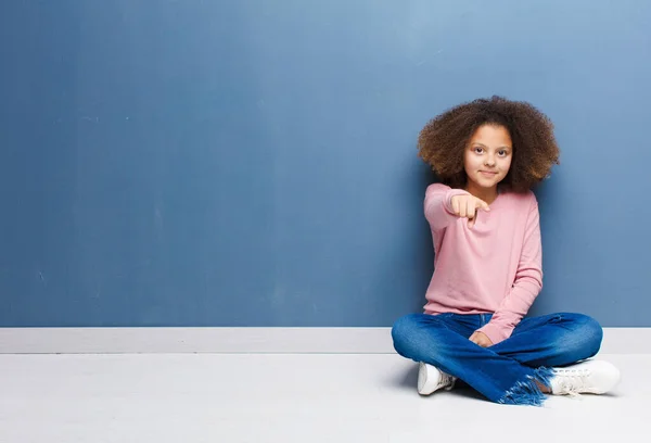 Niña Afroamericana Apuntando Cámara Con Una Sonrisa Satisfecha Segura Amigable — Foto de Stock