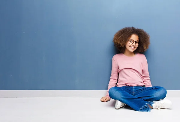 Niña Afroamericana Con Una Sonrisa Grande Amigable Despreocupada Que Positiva — Foto de Stock