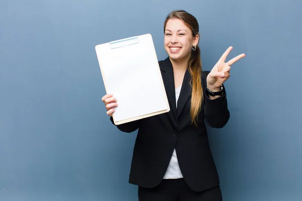 Jovem Loira Segurando Banner Folha Papel Contra Fundo Parede Grunge — Fotografia de Stock