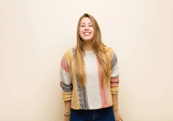 Jovem Loira Olhando Feliz Pateta Com Largo Divertido Louco Sorriso — Fotografia de Stock