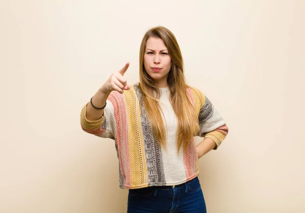 Jeune Femme Blonde Pointant Vers Caméra Avec Une Expression Agressive — Photo