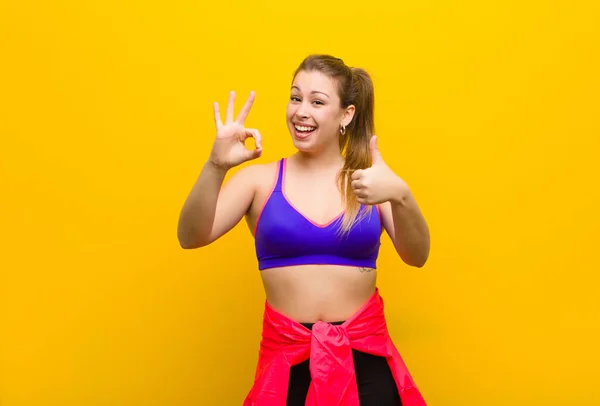 Ung Blond Kvinna Känner Sig Glad Förvånad Nöjd Och Förvånad — Stockfoto