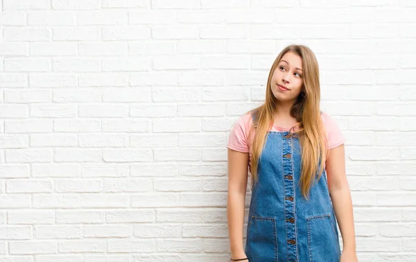 Junge Blonde Frau Mit Besorgtem Verwirrtem Ahnungslosem Gesichtsausdruck Aufblickend Raum — Stockfoto