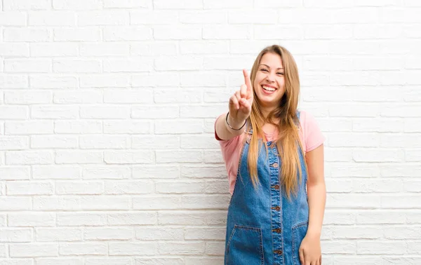 Ung Blond Kvinna Ler Och Ser Vänlig Visar Nummer Ett — Stockfoto