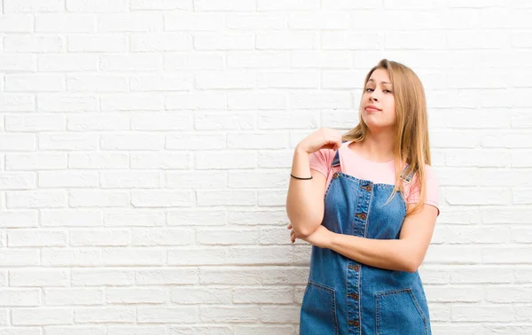 Ung Blond Kvinna Ser Arrogant Framgångsrik Positiv Och Stolt Pekar — Stockfoto