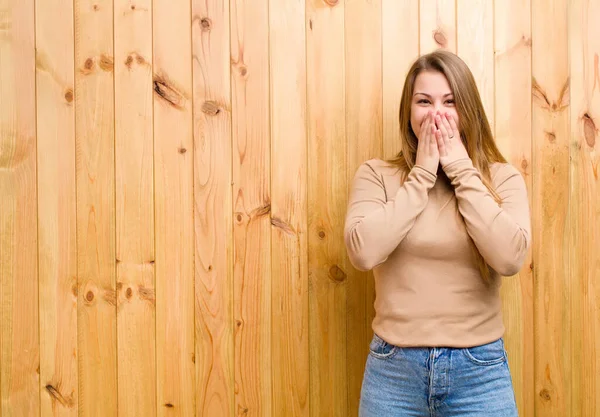 Jong Blond Vrouw Zoek Gelukkig Vrolijk Geluk Verrast Bedekking Mond — Stockfoto