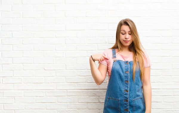 Ung Blond Kvinna Ler Glatt Och Nonchalant Tittar Nedåt Och — Stockfoto