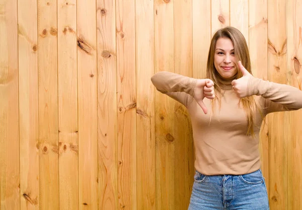 Giovane Donna Bionda Sente Confusa Inconsapevole Insicura Ponderando Bene Male — Foto Stock