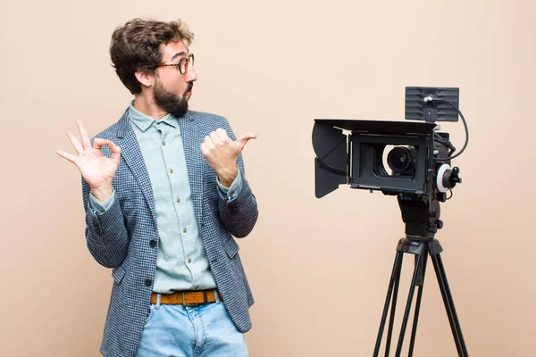 Presentatör Känner Sig Glad Förvånad Nöjd Och Förvånad Visar Okej — Stockfoto