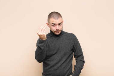 Genç yakışıklı adam sana borcunu ödemeni söyleyerek kapiş ya da para hareketi yapıyor! yassı duvara karşı