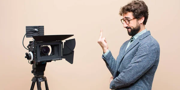 Apresentador Televisão Sentindo Irritado Irritado Rebelde Agressivo Lançando Dedo Meio — Fotografia de Stock