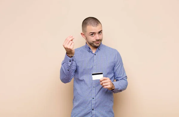 Joven Hombre Guapo Haciendo Capice Gesto Dinero Diciéndole Que Pague —  Fotos de Stock