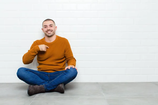 Junger Gutaussehender Mann Der Schockiert Und Überrascht Mit Weit Aufgerissenem — Stockfoto