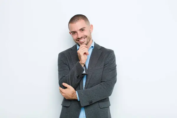 Junger Geschäftsmann Lächelt Genießt Das Leben Fühlt Sich Glücklich Freundlich — Stockfoto
