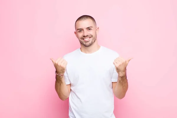 Joven Hombre Guapo Sonriendo Alegremente Luciendo Feliz Sintiéndose Despreocupado Positivo — Foto de Stock