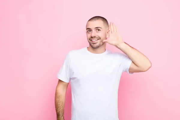 Joven Hombre Guapo Sonriendo Mirando Curiosamente Lado Tratando Escuchar Chismes — Foto de Stock