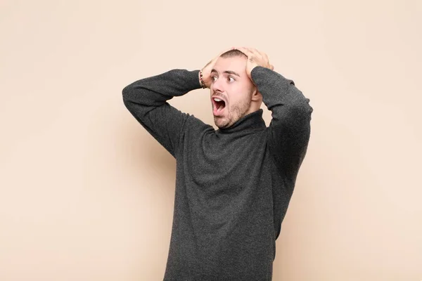 Joven Hombre Guapo Con Boca Abierta Mirando Horrorizado Sorprendido Debido — Foto de Stock