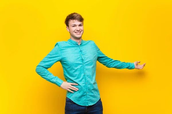 Joven Hombre Rubio Sintiéndose Feliz Alegre Sonriendo Dándole Bienvenida Invitándole — Foto de Stock