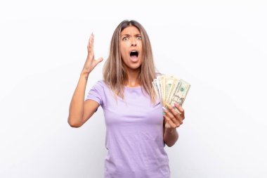 Genç, güzel bir kadın, tiksinmiş ve rahatsız olmuş hissediyor. Dilini dışarı çıkarıyor. Çirkin ve iğrenç banknotlardan hoşlanmıyor.