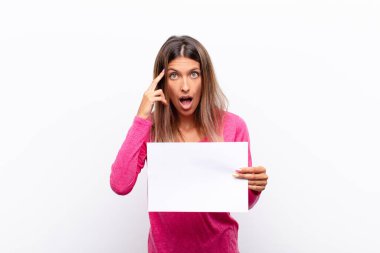 Genç, güzel bir kadın şaşırmış, ağzı açık, şok olmuş, yeni bir düşünce, fikir ya da konsept kavramının farkına varıyor.