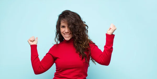 Junge Hübsche Frau Sieht Extrem Glücklich Und Überrascht Aus Feiert — Stockfoto