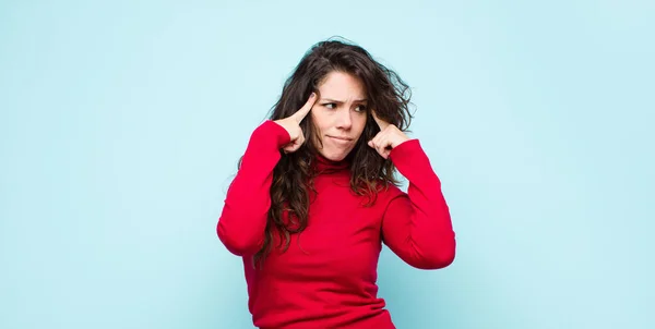 Junge Hübsche Frau Die Konzentriert Auf Eine Idee Schaut Und — Stockfoto