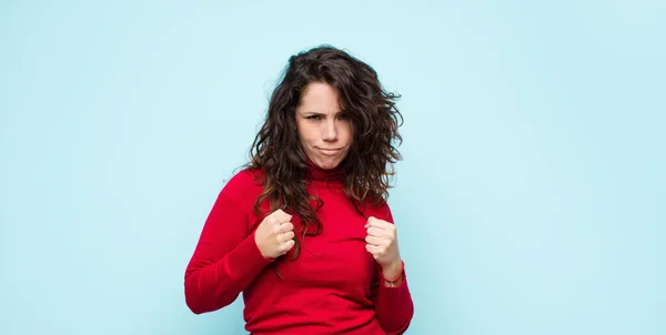 Junge Hübsche Frau Die Selbstbewusst Wütend Stark Und Aggressiv Wirkt — Stockfoto