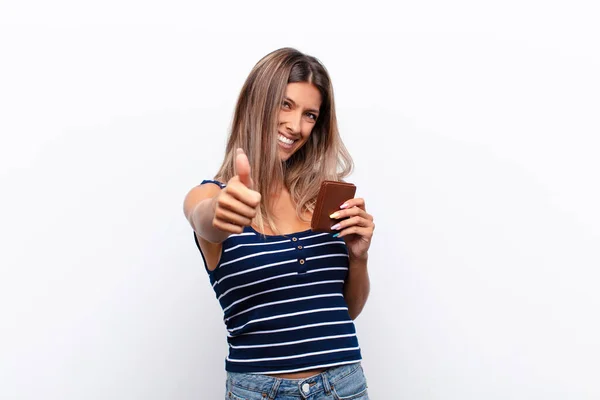 Jovem Mulher Bonita Sentindo Orgulhoso Despreocupado Confiante Feliz Sorrindo Positivamente — Fotografia de Stock