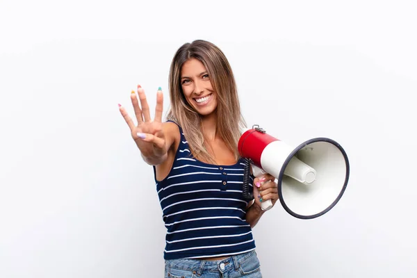 Ung Vacker Kvinna Ler Och Ser Vänlig Visar Nummer Fyra — Stockfoto