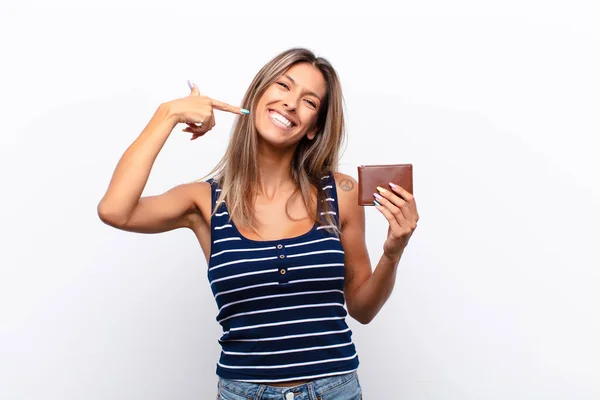 Jovem Mulher Bonita Sorrindo Confiantemente Apontando Para Próprio Sorriso Largo — Fotografia de Stock