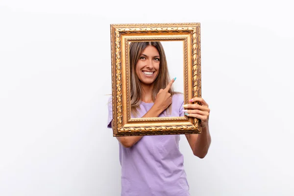 Jonge Mooie Vrouw Glimlachen Kijken Vriendelijk Tonen Nummer Vijf Vijfde — Stockfoto