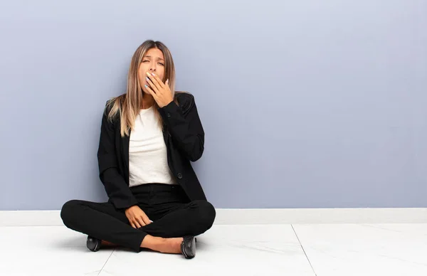 Jonge Mooie Vrouw Geeuwen Lui Vroeg Ochtend Wakker Zoek Slaperig — Stockfoto