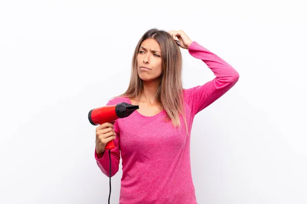 Giovane Bella Donna Sente Perplesso Confuso Grattando Testa Guardando Lato — Foto Stock