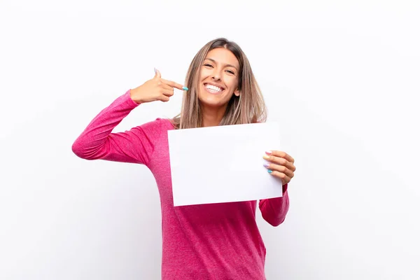 Ung Vacker Kvinna Ler Tryggt Pekar Egen Bred Leende Positiv — Stockfoto