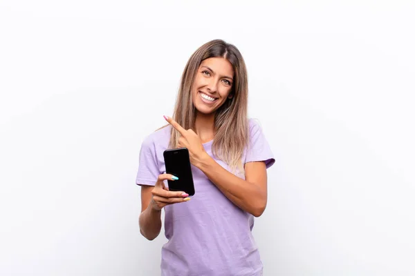 Giovane Bella Donna Sorridendo Allegramente Sentendosi Felice Indicando Lato Verso — Foto Stock