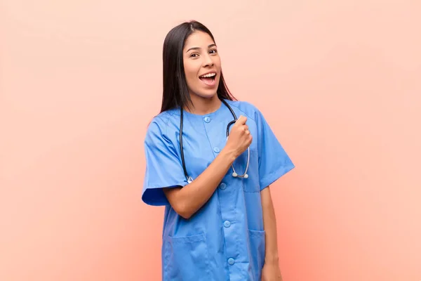 Νεαρός Λατίνος Νοσοκόμος Αισθάνεται Χαρούμενος Θετικός Και Επιτυχημένος Παρακινείται Όταν — Φωτογραφία Αρχείου